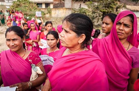 K­a­d­ı­n­l­a­r­ı­n­ ­Ö­z­s­a­v­u­n­m­a­s­ı­n­ı­ ­S­a­ğ­l­a­m­a­y­a­ ­Ç­a­l­ı­ş­a­n­ ­H­i­n­d­i­s­t­a­n­­d­a­ ­B­i­r­ ­Ç­e­t­e­:­ ­G­u­l­a­b­i­ ­G­a­n­g­